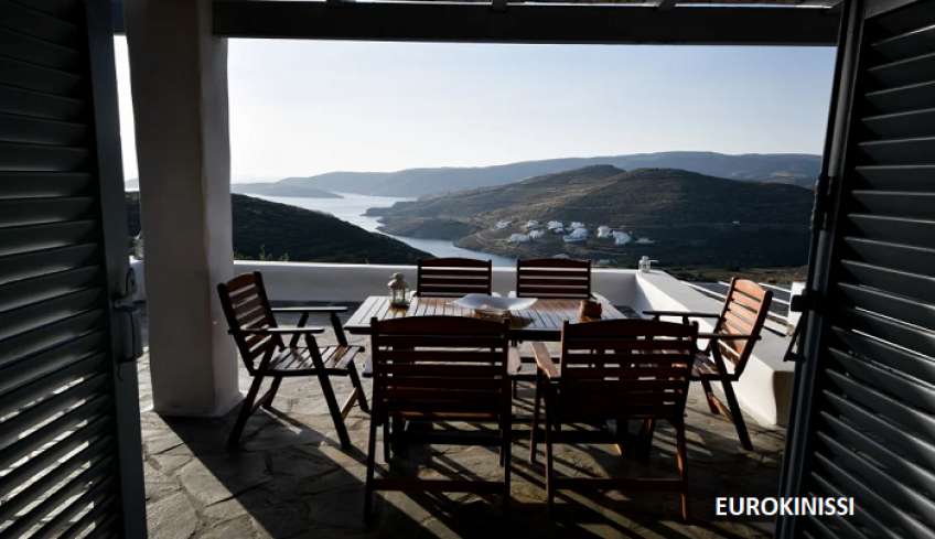 Κυκλάδες: Τουριστική κίνηση για ρεκόρ, δύσκολη εξίσωση η εύρεση δωματίου, τα νησιά με 100% πληρότητα