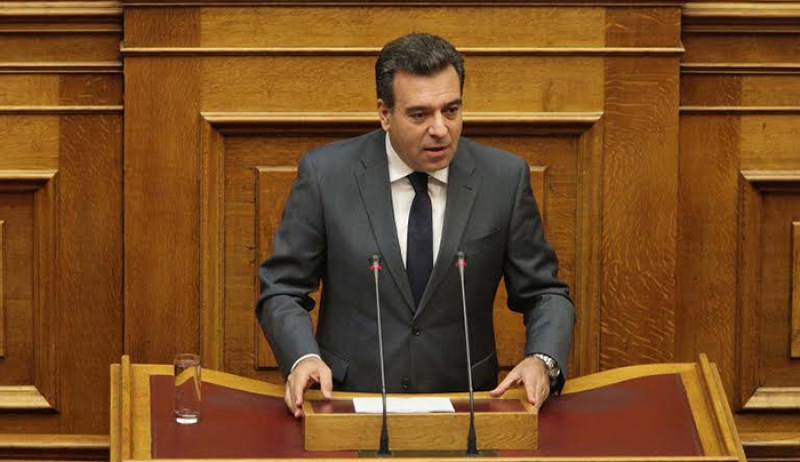 ΜΑΝΟΣ ΚΟΝΣΟΛΑΣ: «Υπουργείο Οικονομικών και Υπουργείο Ναυτιλίας ταλαιπωρούν, χωρίς λόγο, τους επαγγελματίες αετοσανίδας και θαλάσσιων σπορ»