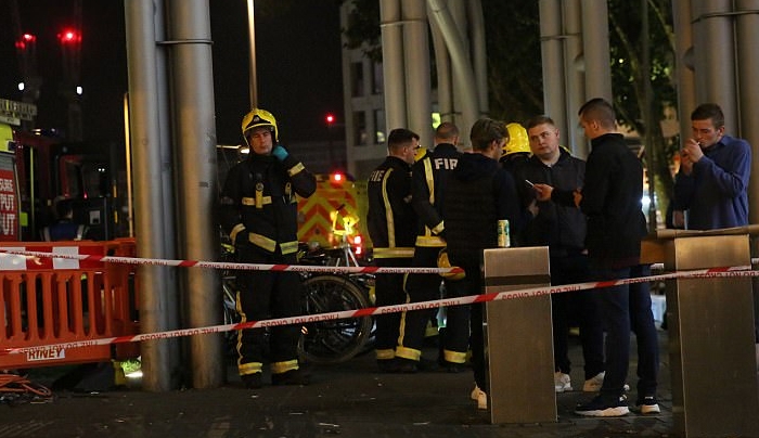 Σοκ στο Λονδίνο: Άγνωστοι έριξαν τοξική ουσία σε περαστικούς [εικόνες &amp; βίντεο]