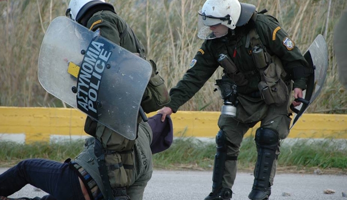 Καζάνι που βράζει η Κως: Οδομαχίες, ξύλο, μολότοφ, δακρυγόνα (βίντεο)