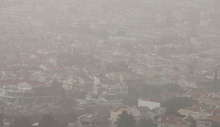Ζεστός καιρός, νεφώσεις και σκόνη από την Αφρική
