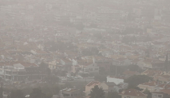 Ζεστός καιρός, νεφώσεις και σκόνη από την Αφρική