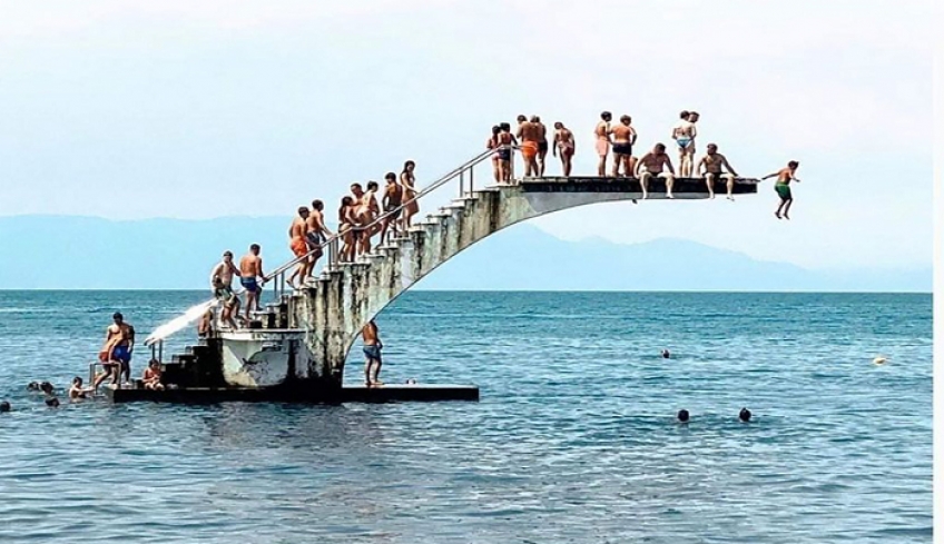 Η Apple ποστάρει στο Instagram φωτογραφία από την Ρόδο του καλοκαιριού