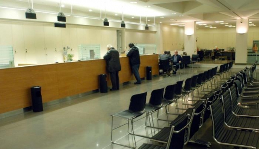 Πυροβολούν τα πόδια των τραπεζών – Έλλειμμα στην συνεργασία επιτείνει το πρόβλημα με τα «κόκκινα δάνεια»