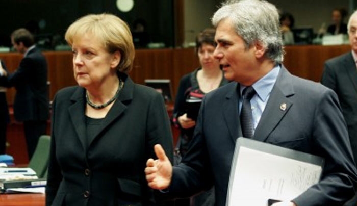 Την "έσφαξε" με το γάντι ο Αυστριακός καγκελάριος την Μέρκελ για τους πρόσφυγες
