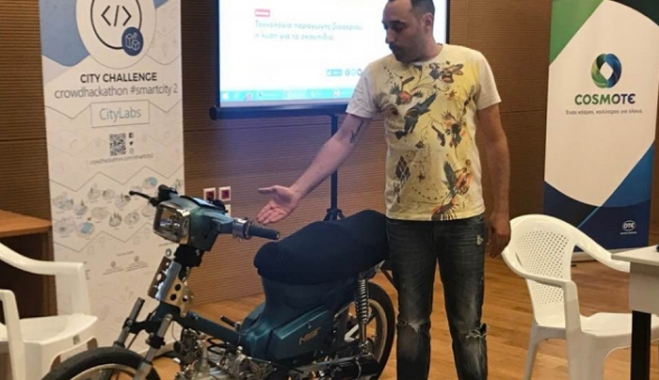 Κρητικό... παπ-άκη: Εφτιαξε μηχανάκι που κινείται με τσικουδιά! [εικόνες]