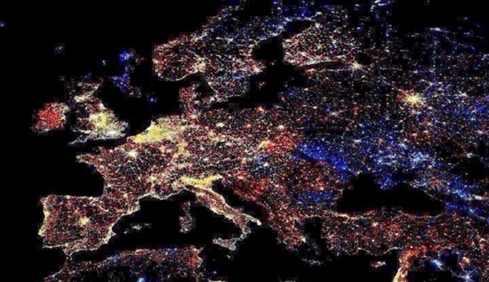 Η NASA βλέπει από το διάστημα τα Χριστουγεννιάτικα φώτα μας (Video)