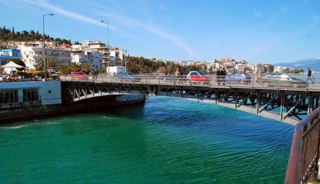 Απίστευτη πρόσκρουση πλοίου στη Χαλκίδα (βίντεο)