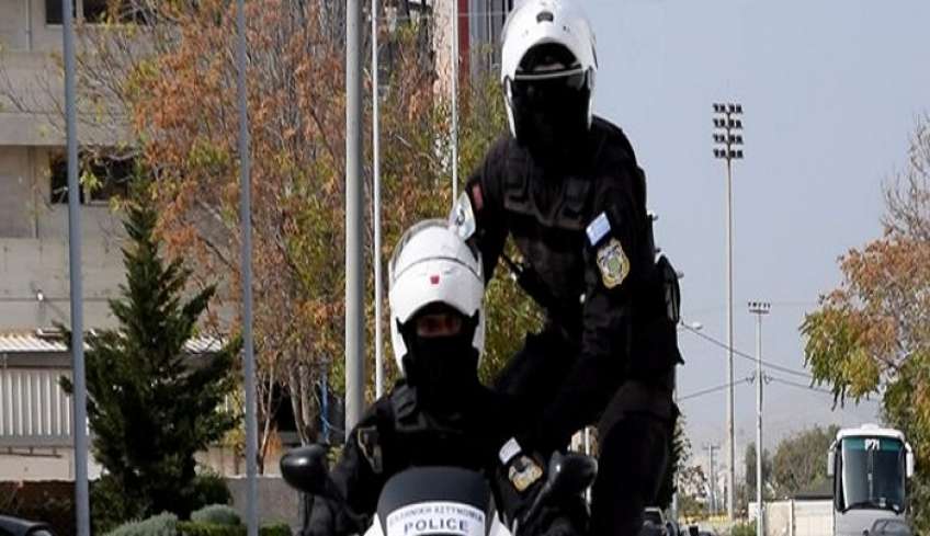 Ομόνοια: "Βρισκόμουν σε σοκ, από φόβο τον φίλησα κι εγώ" - Τι είπε στην κατάθεσή της η 19χρονη για τον αστυνομικό