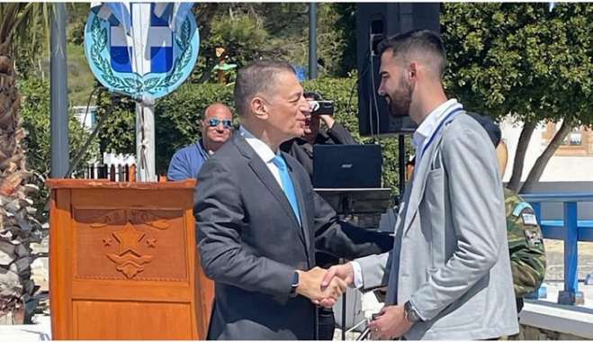 Λειψοί: Τιμήθηκε ο φοιτητής Μιχάλης Κλάψης από τον Αλκιβιάδη Στεφανή