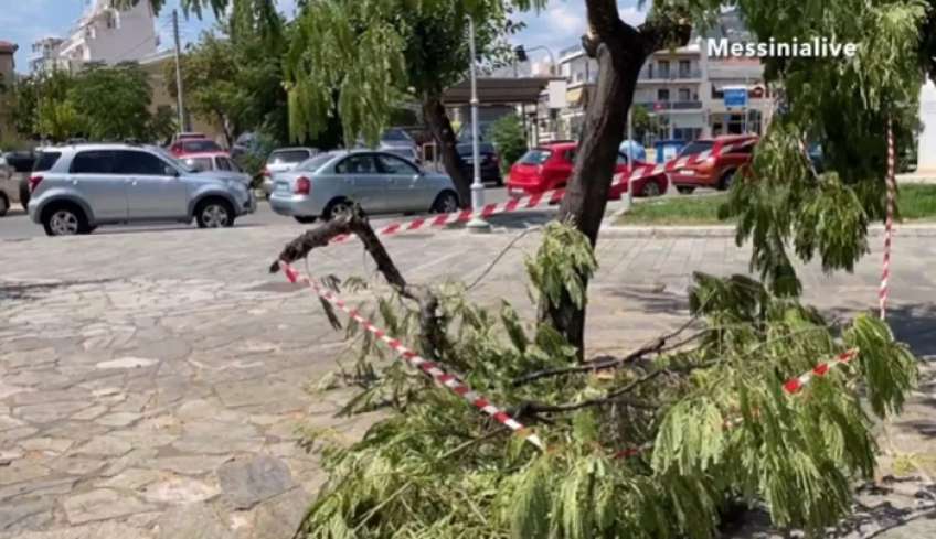 Ανεμοστρόβιλος «σάρωσε» την Καλαμάτα - Απίστευτες ζημιές (Βίντεο)