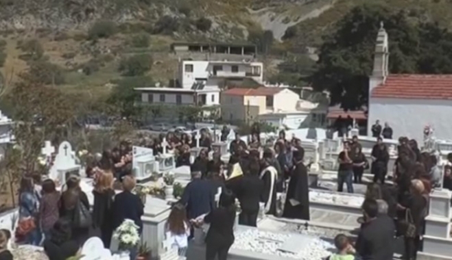 Αβάσταχτος ο πόνος στο μνημόσυνο για τον Βαγγέλη Γιακουμάκη - Λύγισε ο πατέρας (ΒΙΝΤΕΟ)