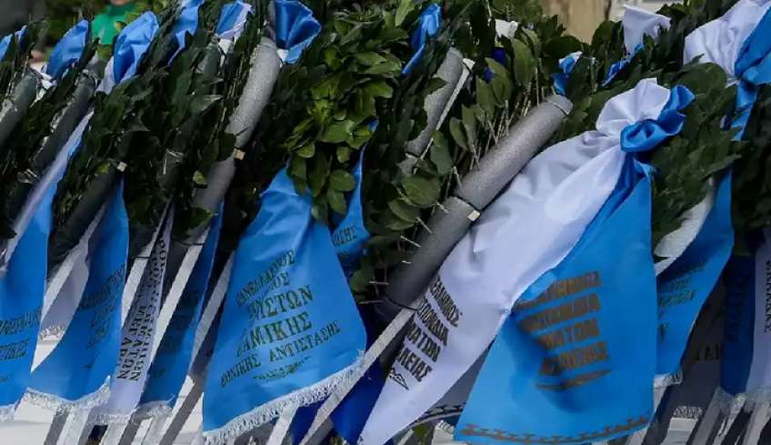 Καταγγελία που προκαλεί αίσθηση: Διευθυντής σχολείου φέρεται να ζήτησε 50 ευρώ από μετανάστες γονείς για το στεφάνι που θα κατέθετε το παιδί τους