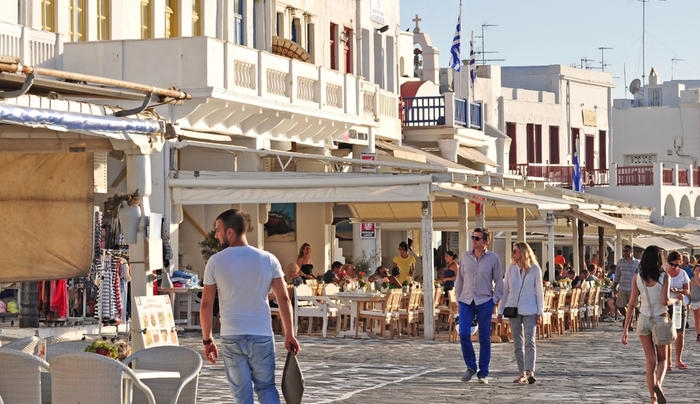 «Εμπόλεμη ζώνη» τα τουριστικά νησιά για τους ελεγκτές της ΑΑΔΕ
