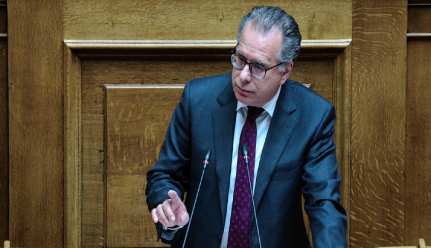 «Βόμβες» Κουμουτσάκου στη Βουλή: ΜΚΟ, δικηγόροι, γιατροί σε κυκλώματα εκμετάλλευσης μεταναστών