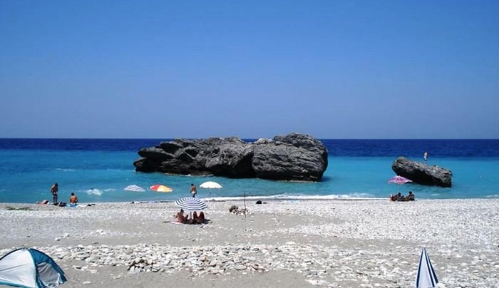 Απίστευτο! – Εκεί που έκαναν μπάνιο δεν περίμεναν να δουν αυτό! (Βίντεο)