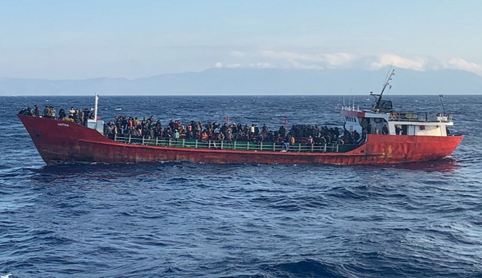Διπλωματικό θρίλερ: Η Ελλάδα ζητά να επιστρέψει το πλοίο με 400 μετανάστες στην Τουρκία
