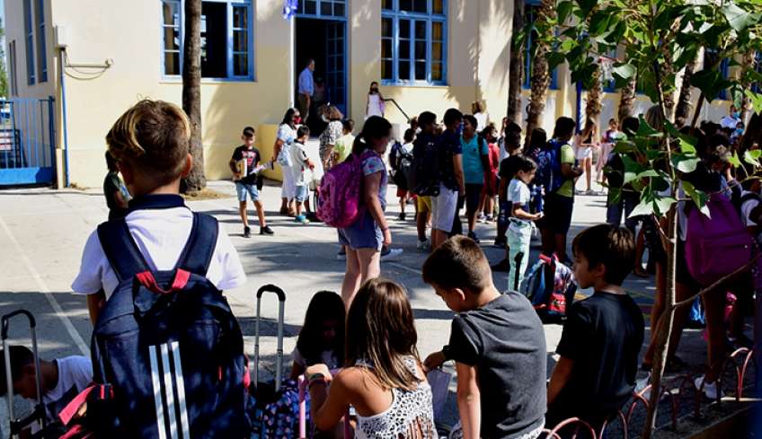 Ανοίγουν σε μία εβδομάδα τα σχολεία με 6+1 αλλαγές