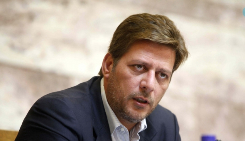 Κουκουλοφόροι επιτέθηκαν στο γραφείο του Μιλτιάδη Βαρβιτσιώτη στο κέντρο της Αθήνας