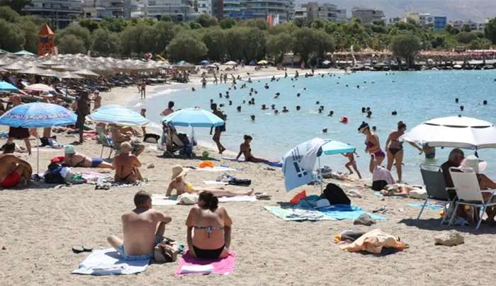 Κατάμεστες οι παραλίες / ΑΠΕ ΜΠΕ / Φωτογραφία (αρχείου) Αλέξανδρος Μπελτές