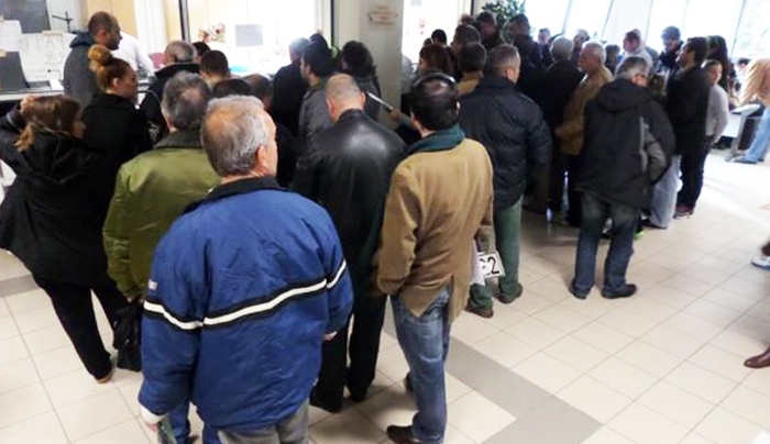 Ουρές στις εφορίες για να γλιτώσουν φόρους οι πολίτες