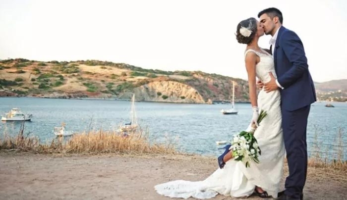 Από το Πάμε Πακέτο στα σκαλιά της εκκλησίας (Φωτό)