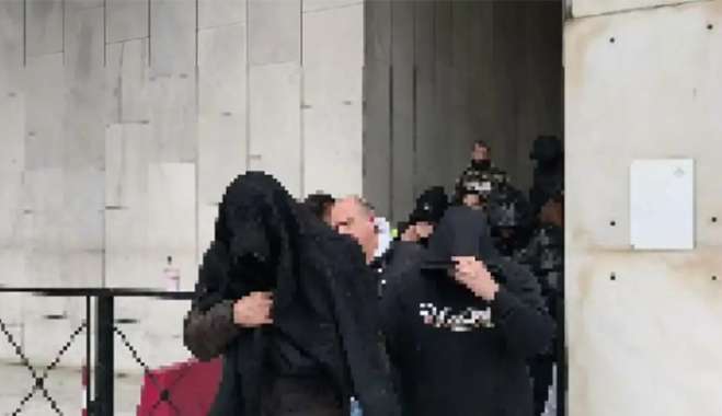 Οι 22 κατηγορούμενοι κατά τη μεταφορά τους από τη ΓΑΔΑ στα δικαστήρια της Ευελπίδων / Orange Press Agency