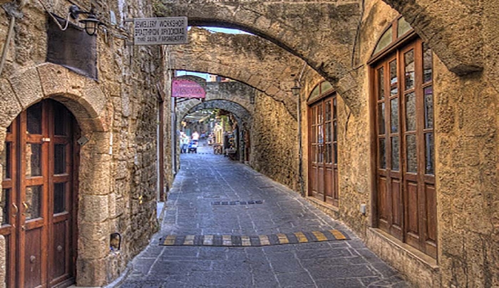 Κορωνοϊός και τουρισμός στα νησιά: Τι ανησυχεί τους επιστήμονες