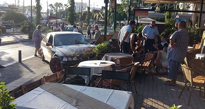 Αυτοκίνητο «καρφώθηκε» σε καφετέρια στο κέντρο του λιμανιού