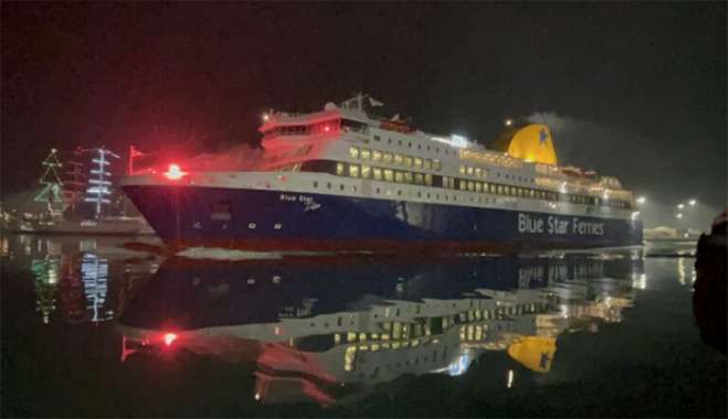 Το Blue Star Delos έκανε ποδαρικό στο λιμάνι του Πειραιά για το 2024