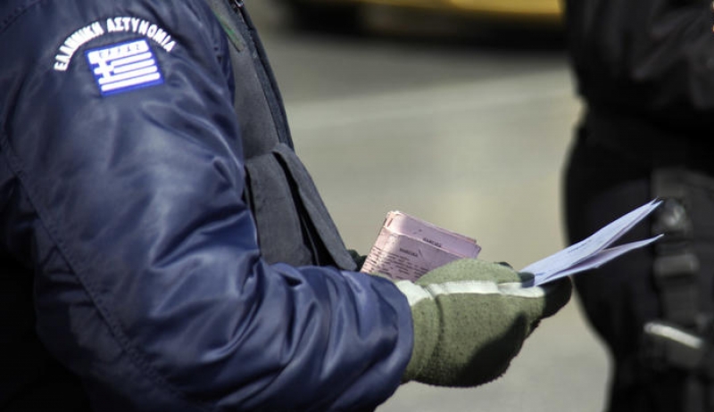 Αστυνομικοί με χιλιάδες αναβολικά χάπια και αμπούλες