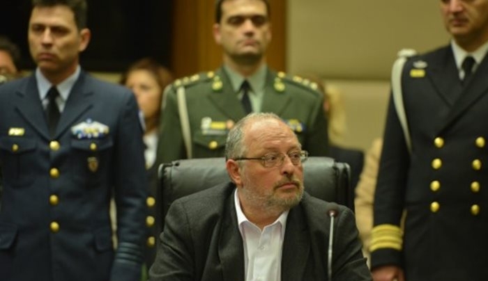 Μεγάλο κύκλωμα για μεταθέσεις στο υπουργείο Αμυνας