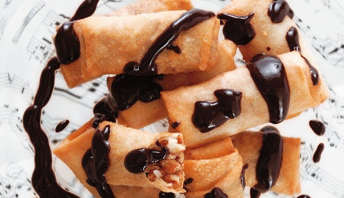 Spring rolls μπακλαβά με sauce σοκολάτας