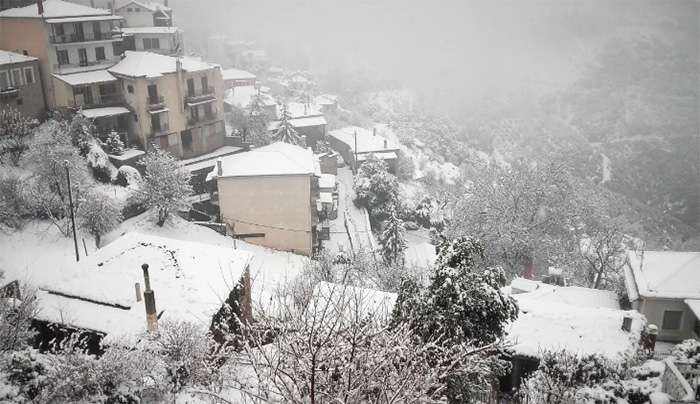 Ουρές στην Αράχωβα από αυτοκίνητα που «κόλλησαν» στα χιόνια: Η ανακοίνωση της ΕΛΑΣ