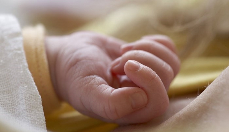 Φρίκη: Τύλιξαν το μωρό σ' ένα σεντόνι και το πέταξαν στα σκουπίδια