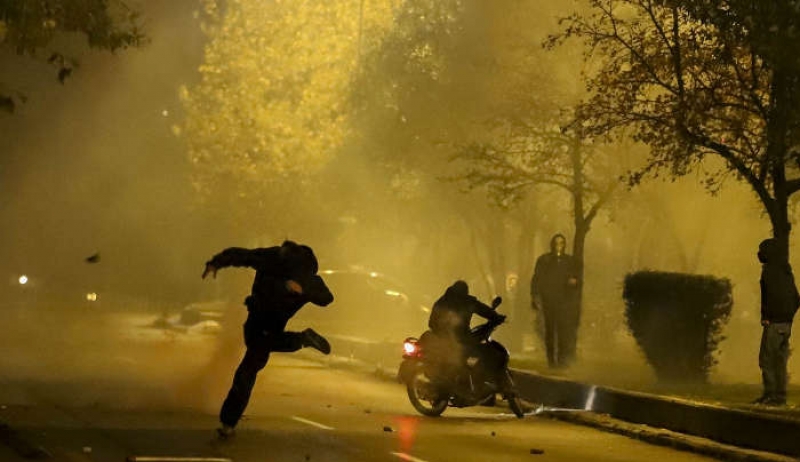 Αναρχικοί στα Εξάρχεια παίρνουν στο κυνήγι εμπόρους ναρκωτικών [βίντεο]