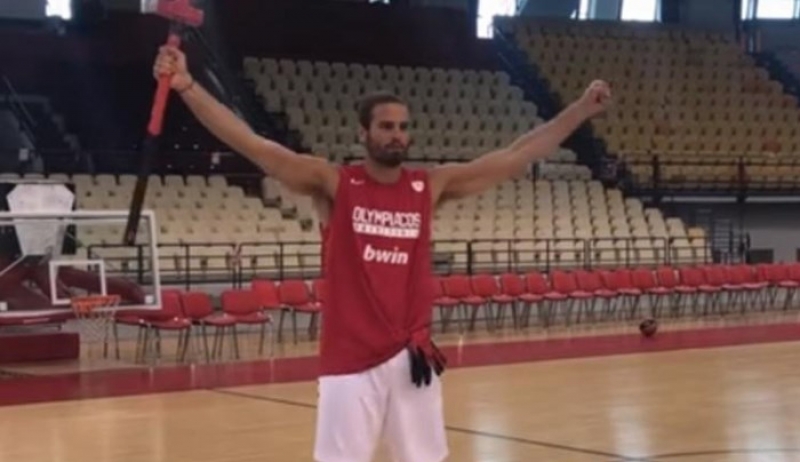 Επικό βίντεο από τον Ολυμπιακό - Μπόγρης με τσεκούρι και Πρίντεζης με καθαριστήρα
