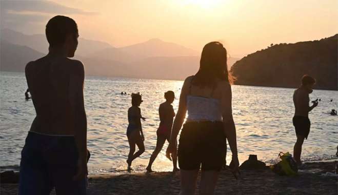 Καιρός σήμερα: Εξαντλητική ζέστη με 43αρια και ισχυρούς ανέμους
