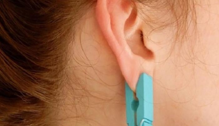 Βάζει για ένα λεπτό ένα μανταλάκι στο αυτί της- Ο λόγος; Θα σας αφήσει ΑΦΩΝΟΥΣ!