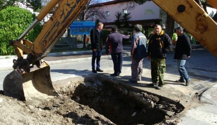 Αντικατάσταση αμιαντοσωλήνων ύδρευσης σε δίκτυο 500 μέτρων στην οδό Αρτεμισίας (φώτο-βίντεο)