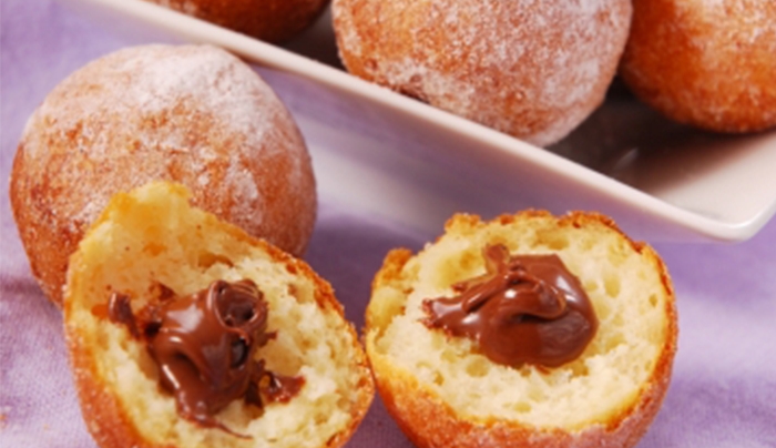 Donuts γεμιστά με σοκολάτα