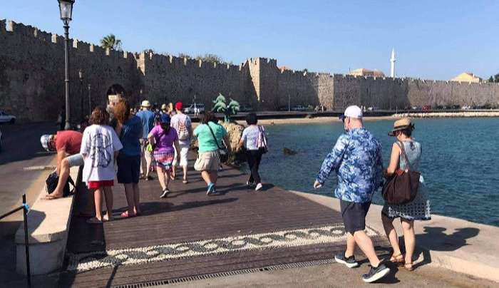 Μια πρωτότυπη ταξιδιωτική εκπομπή με επίκεντρο τη Ρόδο και τις διακοπές για ένα τετράχρονο κορίτσι