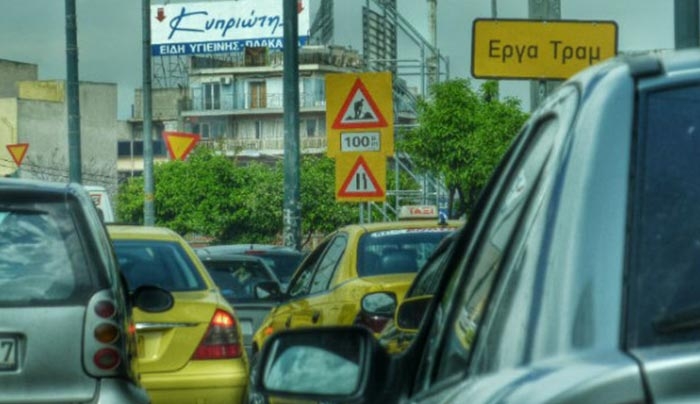 Δεν φαντάζεστε τι έκαναν για να περάσει η ώρα τους όταν κόλλησαν σε κίνηση! (Βίντεο)
