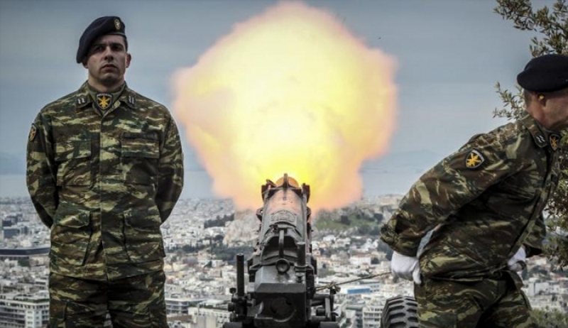 25η Μαρτίου: Εντυπωσιακές φωτογραφίες από τους κανιοβολισμούς στον Λυκαβηττό