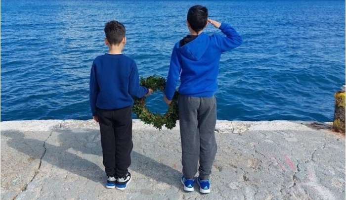 Διαφάνι Καρπάθου: Οι δύο μαθητές του σχολείου τίμησαν ήρωες των Ιμίων και τον υποσμηναγό Τουρούτσικα