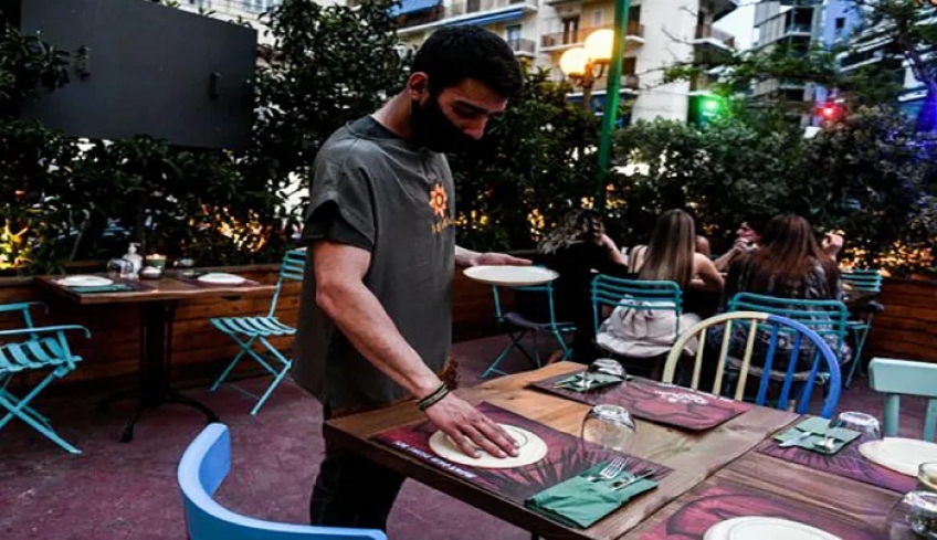 Άρση μέτρων: Τι αλλάζει από σήμερα σε εστίαση και απαγόρευση κυκλοφορίας