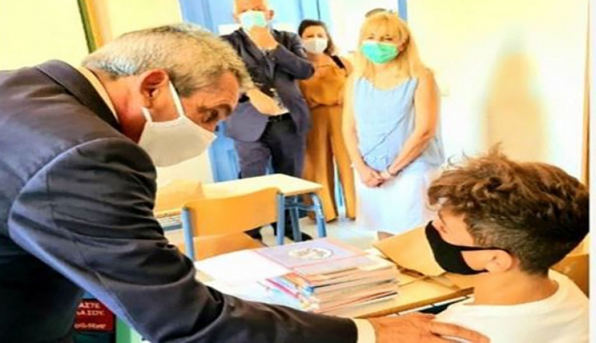 “Kάθε μαθητής στο Καστελλόριζο, βρήκε πάνω στο θρανίο του μία τσάντα της Περιφέρειας μας”