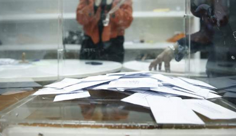 Εκλογικές ντρίπλες από Μαξίμου: Θέλουν σπάσιμο στη Β' Αθήνας, όχι όμως «πακέτο» με την ψήφο στους Ελληνες του εξωτερικού