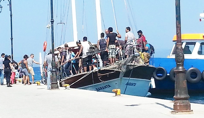 Ιστιοφόρο μεταφέρει μετανάστες στην Κω