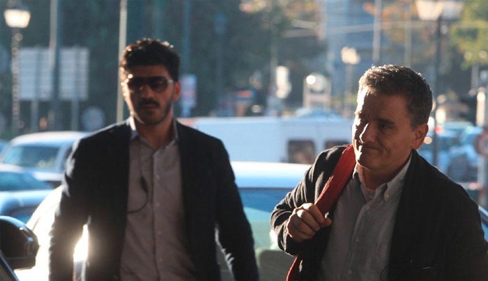 Νέος κύκλος πιέσεων από τους Θεσμούς - Ζητούν να δίνεται μόνο το 60% όσων βγαίνουν στη σύνταξη και μέχρι τα 65 έτη